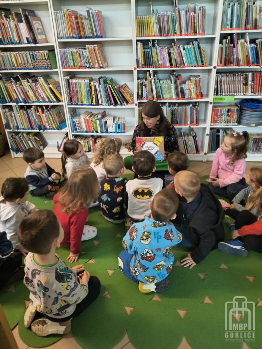 Biblioteka Gorlice, Filia Magdalena bibliotekarka czyta dzieciom książkę.jpg